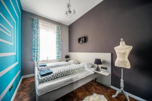 um quarto com uma cama e uma janela em A43 Apartment em Budapeste