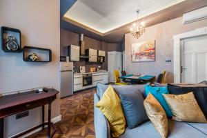 uma sala de estar com um sofá azul e uma mesa em A43 Apartment em Budapeste