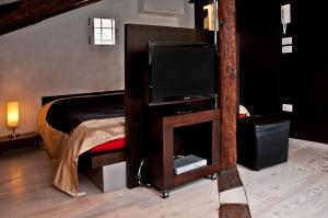a bedroom with a bunk bed with a flat screen tv at altana san marco in Venice
