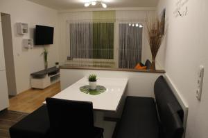 TV a/nebo společenská místnost v ubytování Familienapartment Sunnseitn