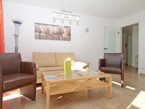ein Wohnzimmer mit einem Sofa und 2 Stühlen in der Unterkunft Haus Möwe - Apt. 06 in Ostseebad Sellin