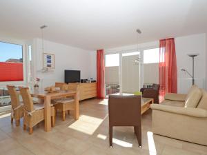 ein Wohnzimmer mit einem Tisch und einem Esszimmer in der Unterkunft Haus Möwe - Apt. 06 in Ostseebad Sellin