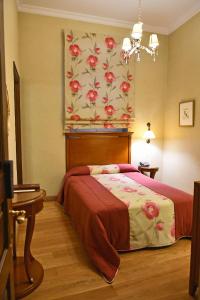 - une chambre avec un lit et un papier peint floral dans l'établissement Grande Bretagne - Nafplio, à Nauplie