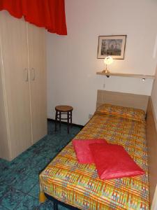 um quarto de hotel com uma cama e uma mesa em Bel Sole - Appartamenti em Bibione