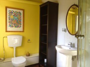 ペーシャにあるCasa Verdeのバスルーム(トイレ、洗面台、鏡付)