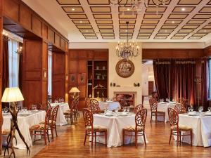 Grecotel Grand Hotel Egnatia 레스토랑 또는 맛집