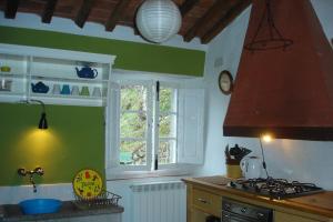 ペーシャにあるCasa Verdeのキッチン(コンロ、窓付)