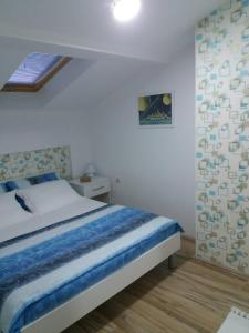 een slaapkamer met een groot bed in een kamer bij Stan Na Dan in Niš