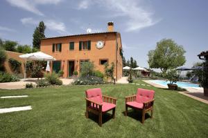 蒙特羅伯托的住宿－Poggio Montali，一座带两把椅子的房子和一座庭院内的游泳池
