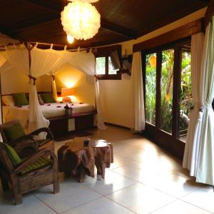 a bedroom with a bed and a table in a room at Paua Hotel Boutique in Pipa