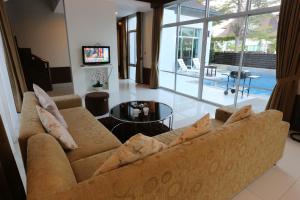 TV a/nebo společenská místnost v ubytování AnB-Glass House pool villa-3BR close to Jomtien beach
