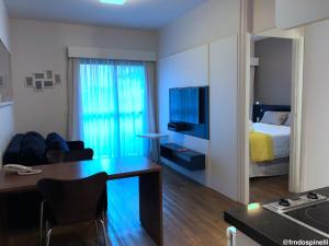 En tv och/eller ett underhållningssystem på Apartamento confortável - Itaim Bibi
