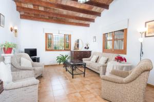 een woonkamer met 2 banken en een tafel bij Finca SA VINYETA in Selva