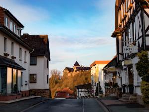 ヴァルデックにあるFerienhaus Seesternの城を背景にした町の通り