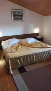 Postel nebo postele na pokoji v ubytování Apartments and Rooms Ana Pomer 217