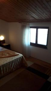 Postel nebo postele na pokoji v ubytování Apartments and Rooms Ana Pomer 217