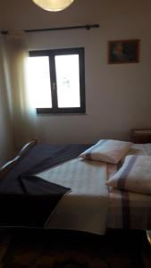 Postel nebo postele na pokoji v ubytování Apartments and Rooms Ana Pomer 217