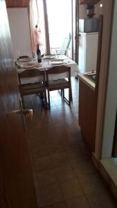 Kuchyň nebo kuchyňský kout v ubytování Apartments and Rooms Ana Pomer 217