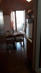 Kuchyň nebo kuchyňský kout v ubytování Apartments and Rooms Ana Pomer 217