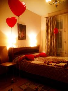 ヤロスラヴリにあるKassel Innのベッドルーム1室(赤いハートの風船2つ、ベッド1台付)