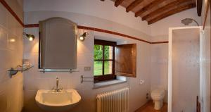 A bathroom at Villa esclusiva in Toscana con piscina privata