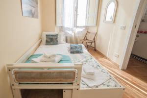 フィレンツェにあるFirenze Duomo Suiteの小さなベッドルーム(ベッド1台付)