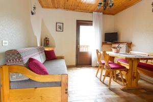 pokój z łóżkiem, stołem i jadalnią w obiekcie Tea Bastian w Livigno