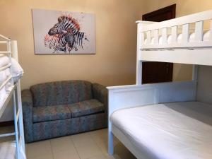 Двухъярусная кровать или двухъярусные кровати в номере Adelaide's holiday home