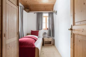 A bed or beds in a room at Chalet Hafling Leckplått