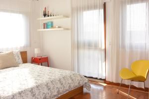 Sunny Porto by Flat in Porto tesisinde bir odada yatak veya yataklar