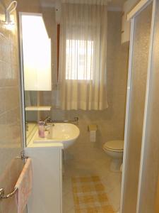ビビオーネにあるArcobaleno - Appartamentiのバスルーム(洗面台、トイレ付)