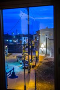 パライオス・アギオス・アタナシオスにあるGuesthouse Tseganiの夜の通りの窓からの眺め