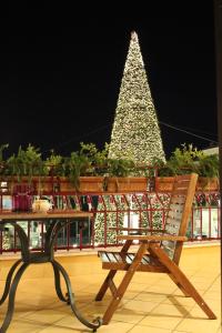 een tafel met een bank voor een kerstboom bij Palazzo Jannuzzi Relais in Sorrento