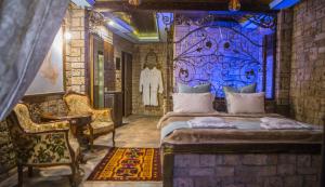 a bedroom with a bed with a blue wall at Morfeas Guesthouse in Kato Loutraki