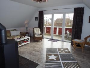 sala de estar con ventana grande y sofá en Kranichnest en Hohwacht