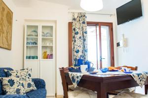 a living room with a table and a chair at Appartamento Pineta Mare in Specchiolla