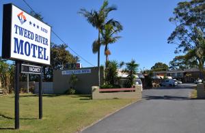 a restaurant sign on the side of a road at Tweed River Motel in Murwillumbah