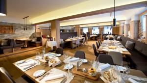Reštaurácia alebo iné gastronomické zariadenie v ubytovaní Sporthotel Olymp