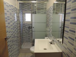 Un baño con lavabo, inodoro y ducha. en Hostel El Cascabel, en Granada 28 fotos más