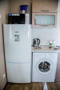 ナーベレジヌイェ・チェルヌイにあるApartments on Khasana Tufanaのキッチン(白い冷蔵庫、洗濯機付)