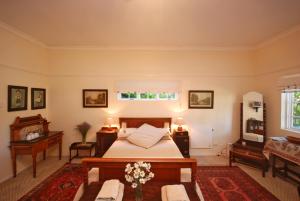 Posteľ alebo postele v izbe v ubytovaní Guinea Fowl Lodge