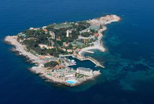 バンドールにあるT1 Bandol Renécros 3 étoiles à 2 pas de la plus belle plageの水中の島