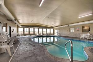 uma grande piscina num quarto de hotel em Best Western West Hills Inn em Chadron