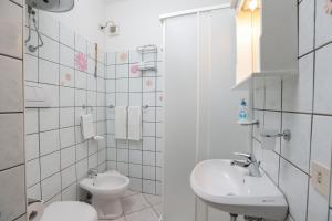 biała łazienka z umywalką i toaletą w obiekcie Villa Marietta w mieście Minori +37 zdjęć