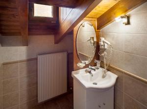 A bathroom at En Chora Vezitsa Még 37 kép