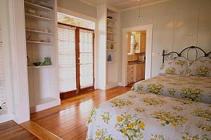 Ein Bett oder Betten in einem Zimmer der Unterkunft Peach Tree Inn & Suites