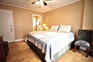 Ein Bett oder Betten in einem Zimmer der Unterkunft Peach Tree Inn & Suites