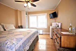 Ein Bett oder Betten in einem Zimmer der Unterkunft Peach Tree Inn & Suites