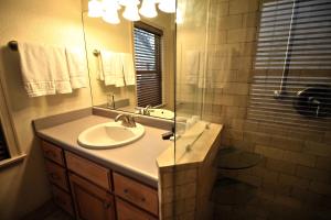 Ein Badezimmer in der Unterkunft Peach Tree Inn & Suites