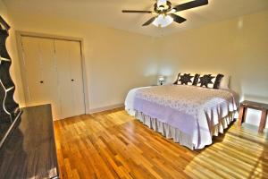 Ein Bett oder Betten in einem Zimmer der Unterkunft Peach Tree Inn & Suites